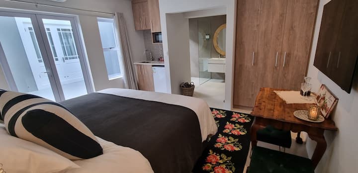 C'est La Vie 6: Self-catering Apartment For Adults - Franschhoek
