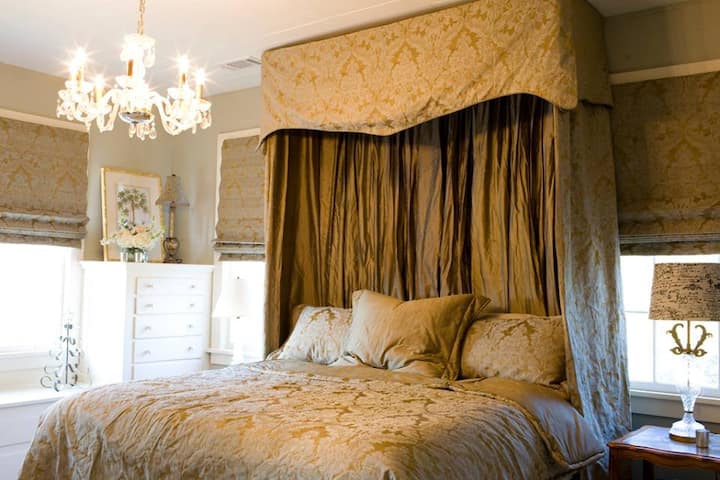 The Versailles Room At The Bay Bed & Breakfast - Hattiesburg, MS