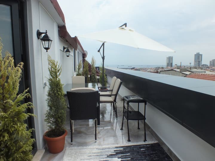 Central Cozy Flat With Terrace & Sea  View - Bakırköy