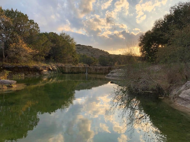 River Rose Retreat: Holds 15 With Creek Views - Wimberley, TX