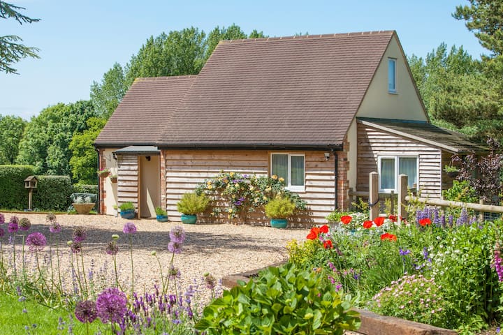 A Cottage And A Carriage, Set In A Tranquil Location With Stunning Views. - Wiltshire