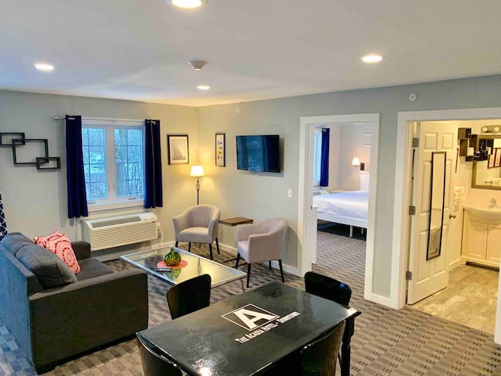 Downtown Hotel Suite - Maine