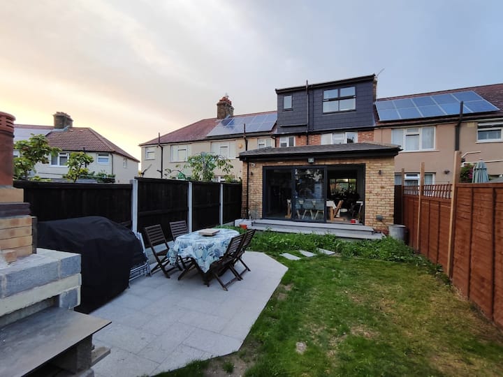 Spacious Family-friendly Home In London + Garden - Chingford