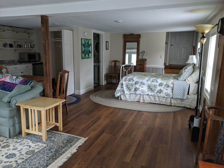 Light And Airy Getaway Suite - Amazing Location - Waterbury Village Historic District