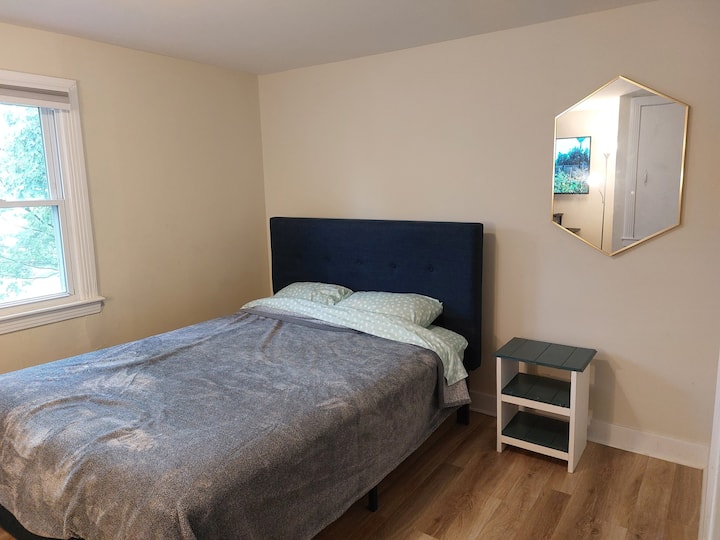 Large Master Bedroom With Free Parking Near Unb - 프레더릭턴