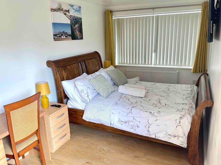 Stylish, Modern Double Room - Private Ensuite - Leeds
