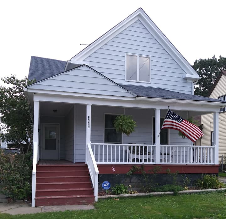 Cozy Bungalow--5 Minutes To Downtown/metrohealth - Case Western Reserve University, Cleveland