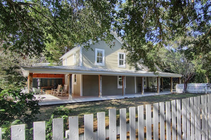 Historic Cozy Cottage With Great Central Location - Fairhope, AL