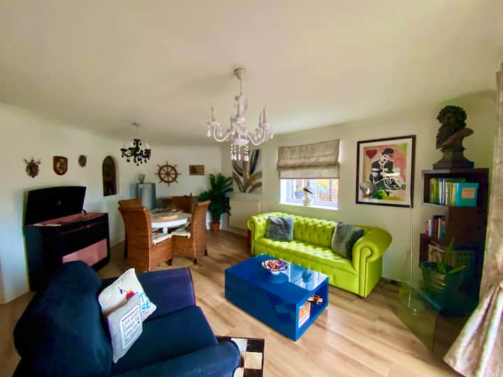 A Gorgeous Spacious 2 Bedroom Apartment In Centre - Paultons Park Home of Peppa Pig World
