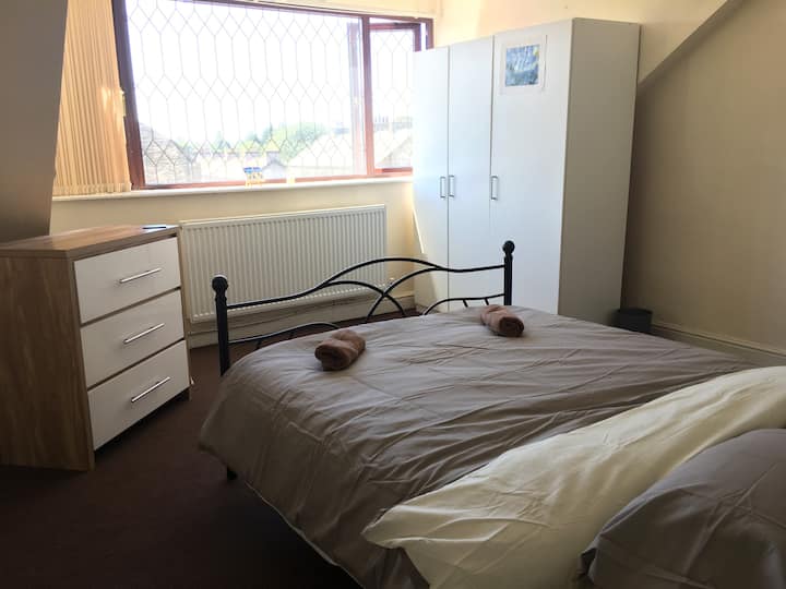 Cosy, Comfy Double. Central Bradford. + Breakfast. - West Yorkshire