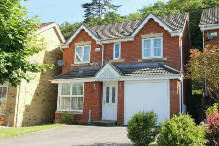 Large Detached House 4 Bedrooms 3 Bathrooms - Barry