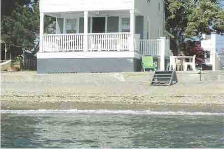 Direct Waterfront Beach Cottage - Milford, CT