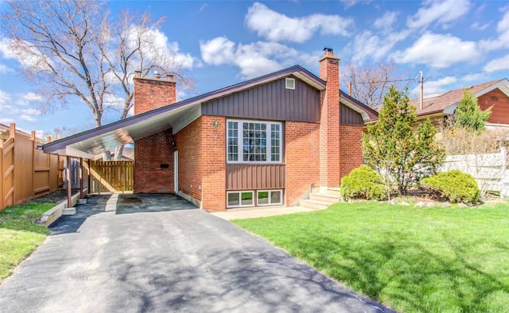 *Sun-filled House, Private Entry & Large Backyard* - Toronto