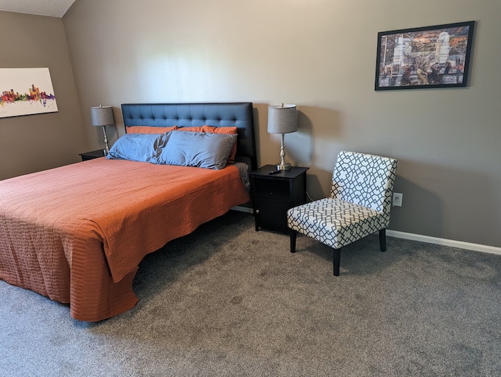 "The Motor City Room" Master Suite W/private Bath - Fort Wayne