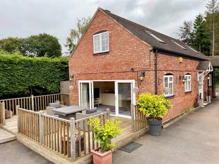 Adorable 2 Bedroom Countryside Guesthouse - Bromsgrove