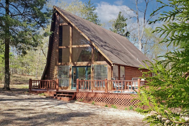 A-frame Cabin-  Seasonal Hot Tub, Playset, Dogs Welcome!! - Mount Pleasant, TX