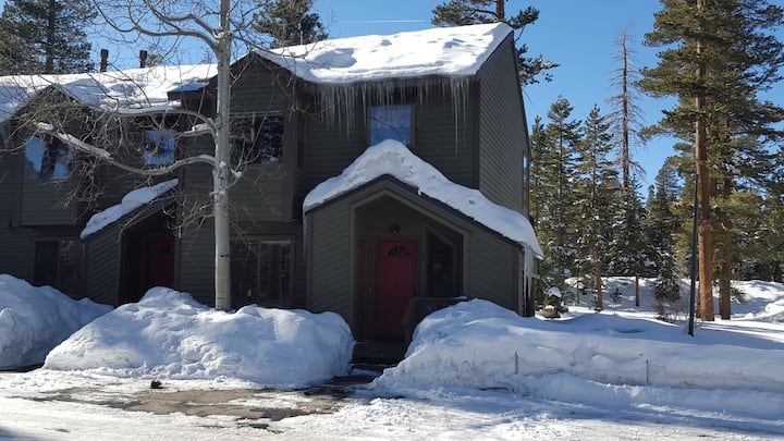 Mammoth Spacious Townhouse, 2br + Loft W / Bed, 2 Masters W / Ba, .5mi To Village - Mammoth Lakes, CA