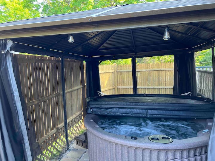 Private Hot Tub Suite - Greenfield, NH