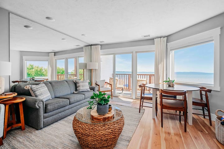 Stunning Waterfront, Updated Tc Condo With Pool - Traverse City