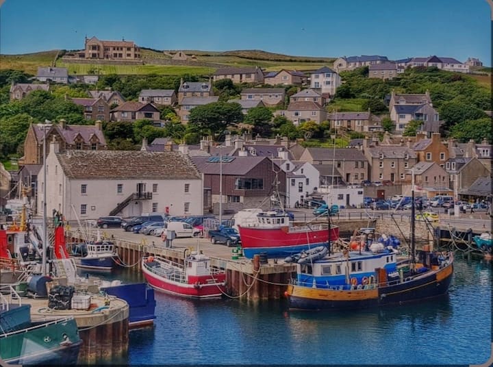 Stylish, Central Harbour Front Apartment - Stromness