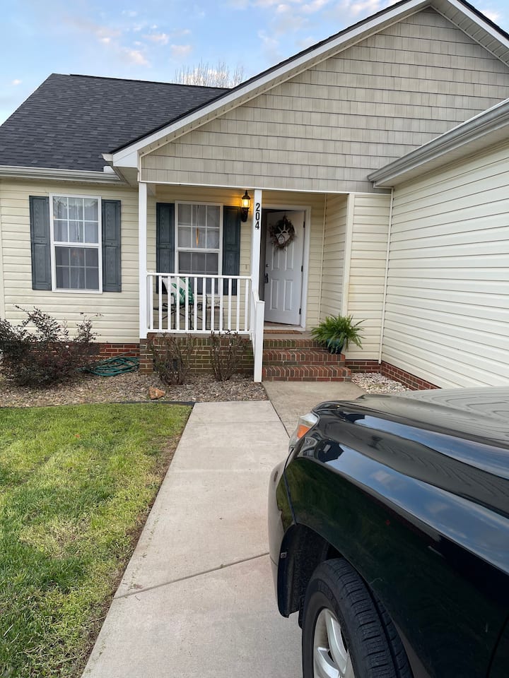 Cheerful 2 Bedroom House, Deck And Fenced In Yard - Greer, SC
