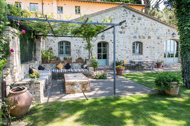An Enchanting Villa Among The Hills Of Montalcino - Montalcino