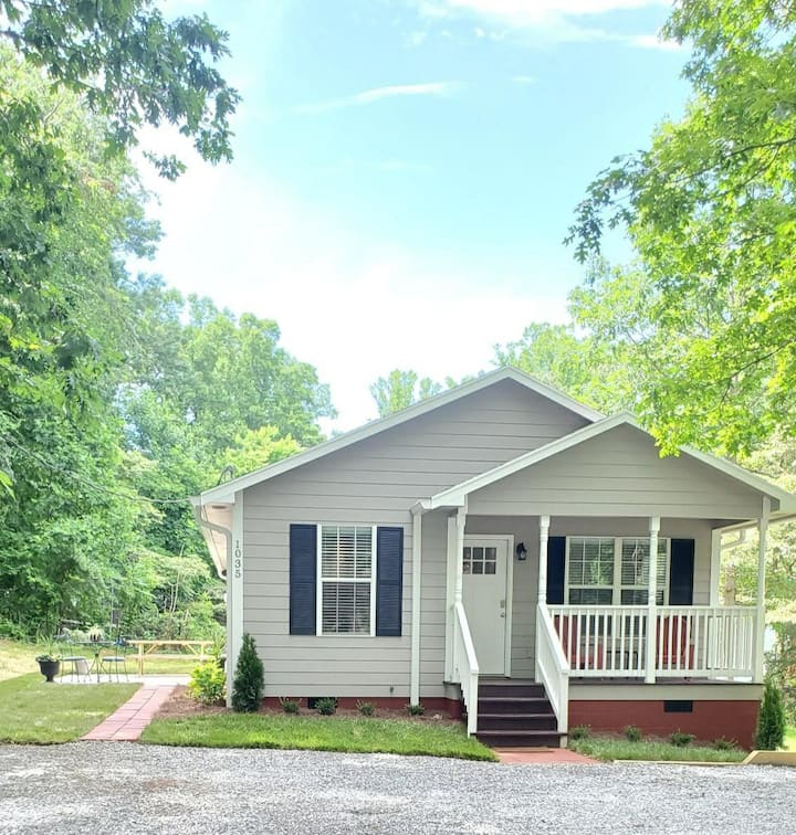Upscale Bungalow Walk To Downtown Hendersonville - Hendersonville, NC