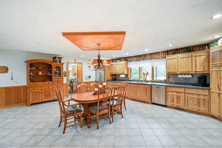 Gorgeous Log Home In Chicagoland! - Frankfort, IL