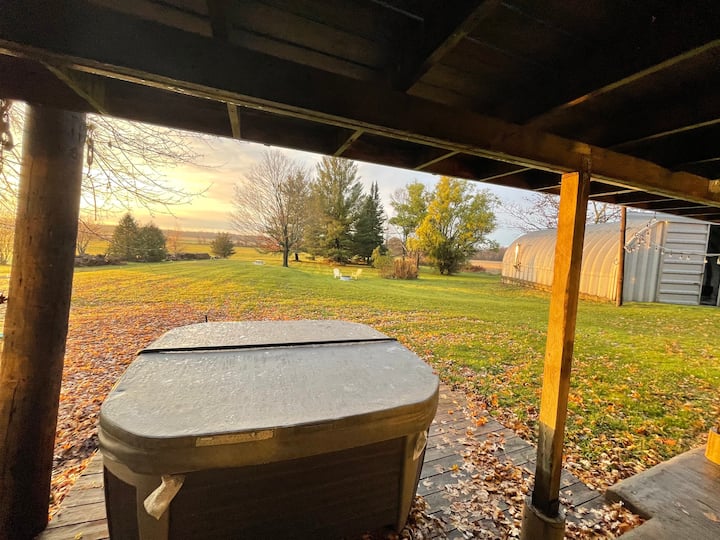 Hot Tub + Sauna In The Center Of Prince Edward County (License # St 2019-0340) - Sand Banks