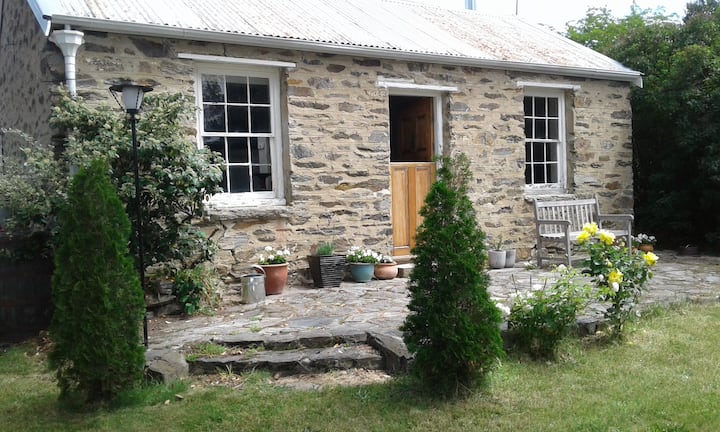 Historic Stone Cottage - Cromwell