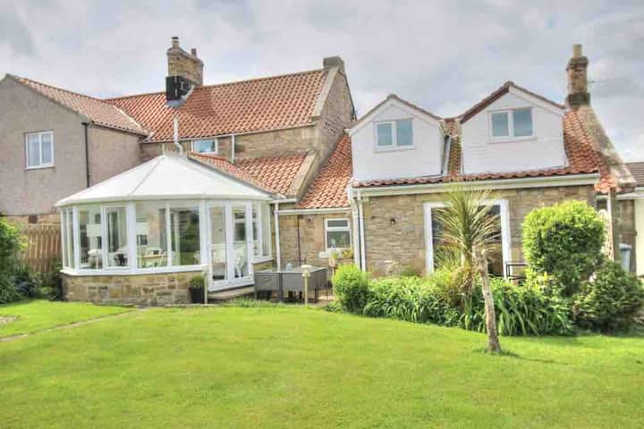 ‘Rose Cottage’ Coastal House Sleeps 8 With Hot Tub - Alnwick