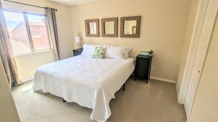 3 Bed, 2 Bath Condo With Pool View. Sleeps 8. - Mesquite, NV