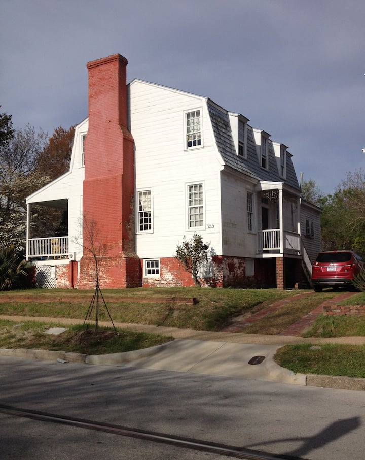Historic House With Eccentric Owner - New Bern, NC