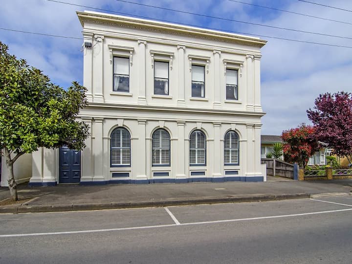 The Bank - An Indulgent Apartment Right In Koroit - Koroit