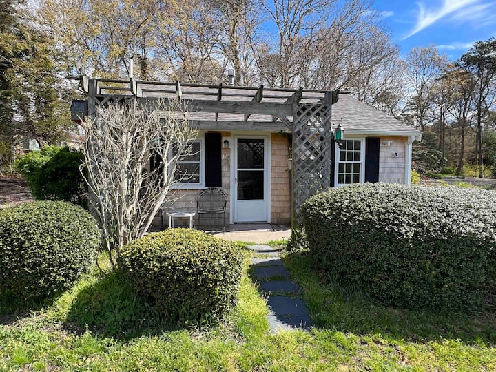 Nature's Nook | Adorable Cottage Close To All - Woods Hole