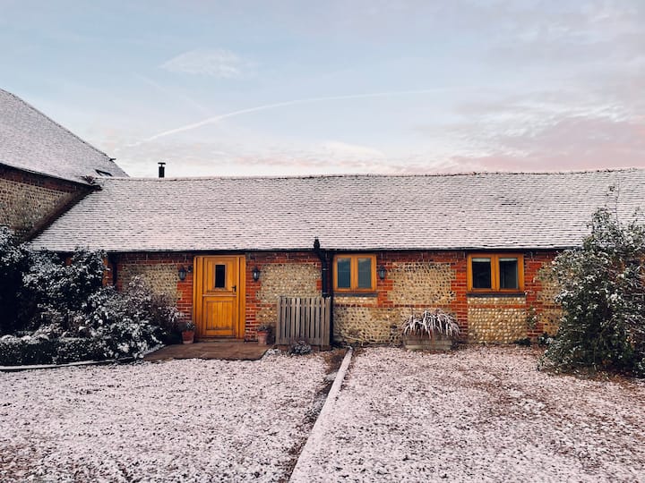 150 Year Old Converted Sussex Barn Surrounded By Unspoilt Countryside - Hampshire