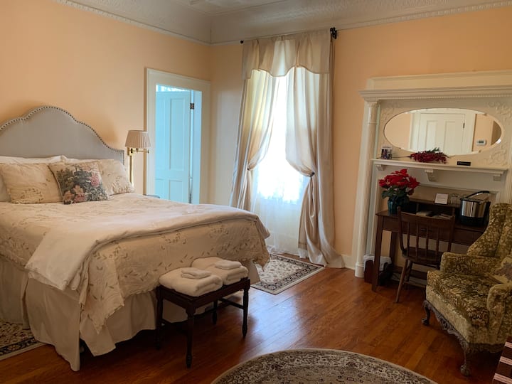 King Bed Private Suite - Catskill, NY