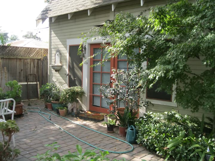 Cozy Garden Hideaway In Historic Downtown Area. - Merced, CA