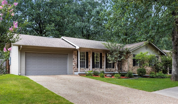4 Bd , 2 Ba Home On The Lake In Safe, Convenient Area.  Sleeps 12 - Little Rock, AR