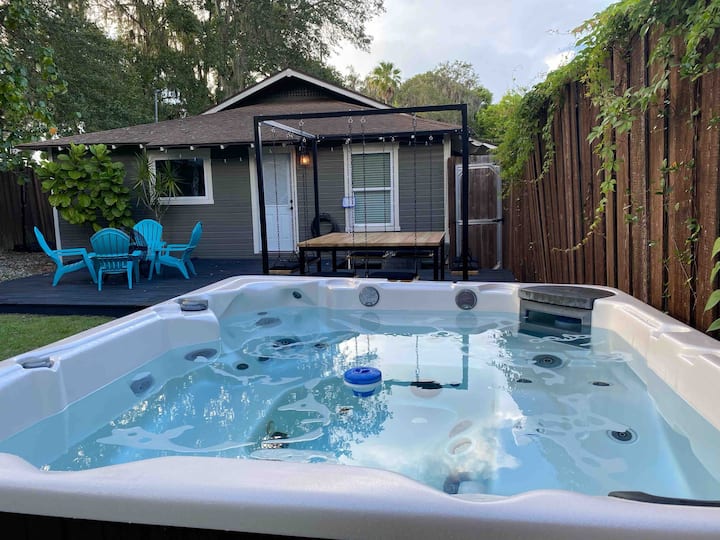 Charming Lakeland Bungalow With Hot Tub - Lakeland, FL