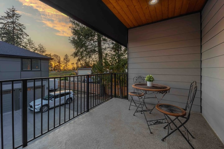 Adorable Guest House With Balcony - Federal Way, WA