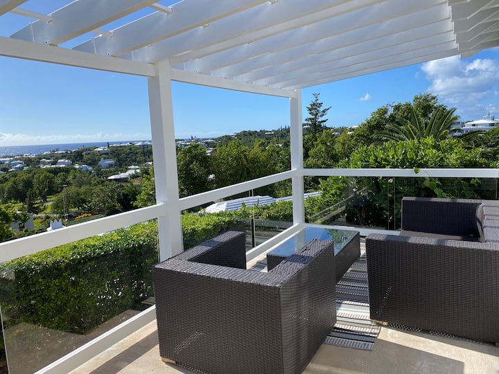 'Ambleside' Cottage With Spectacular Views - Bermuda