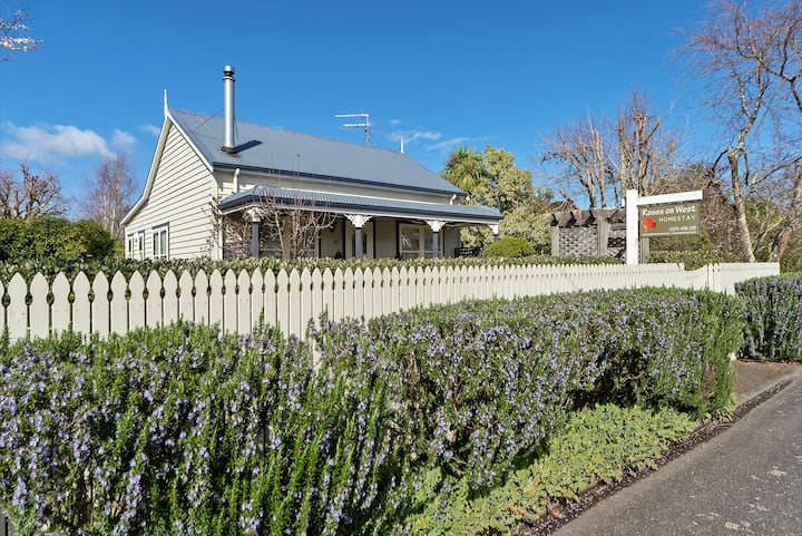 Character Cottage In Private Garden Setting - Greytown