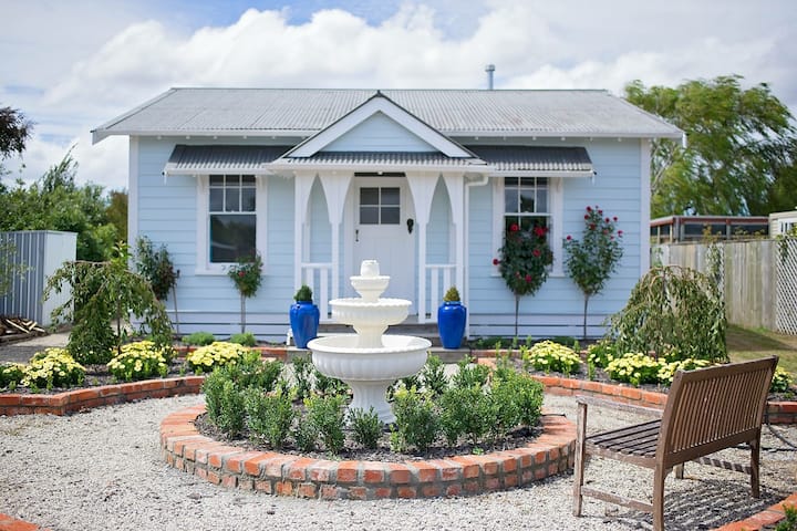 Railway Cottage - Home Away From Home - Martinborough
