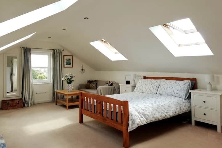 Spacious Loft Bedroom With Private Bathroom - Hayling Island