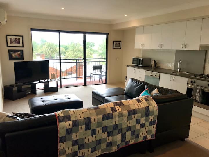 Comfortable, Central Apartment With Park Views - Saint Kilda