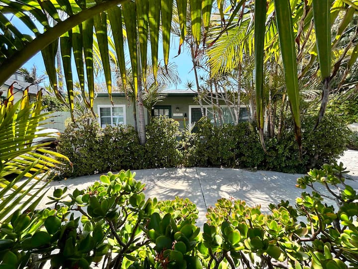Charming Cottage Close To Beach & Village - Carlsbad, CA