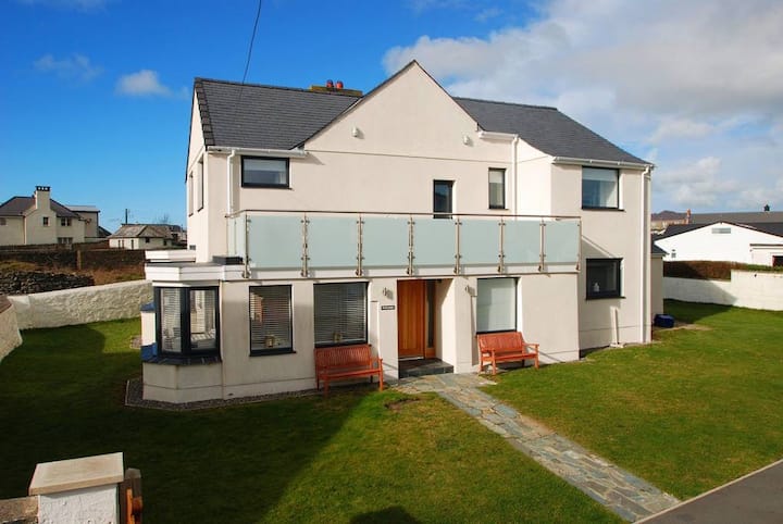 Stunning 5 Bed House. Direct Sea Views - Rhosneigr
