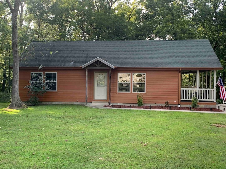 House By The Woods 2-bedroom House With Fireplace - Vandalia Lake, IL