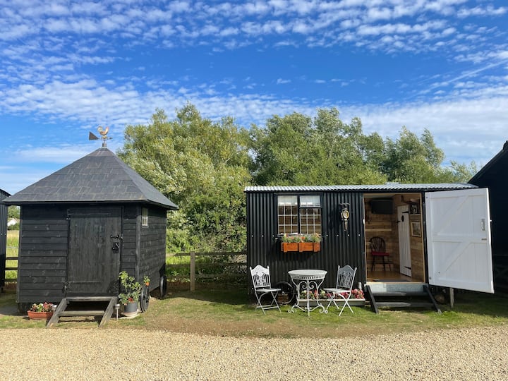 Cosy Shepherd’s Hut, With Sauna. "Little Lamb" - Oxfordshire